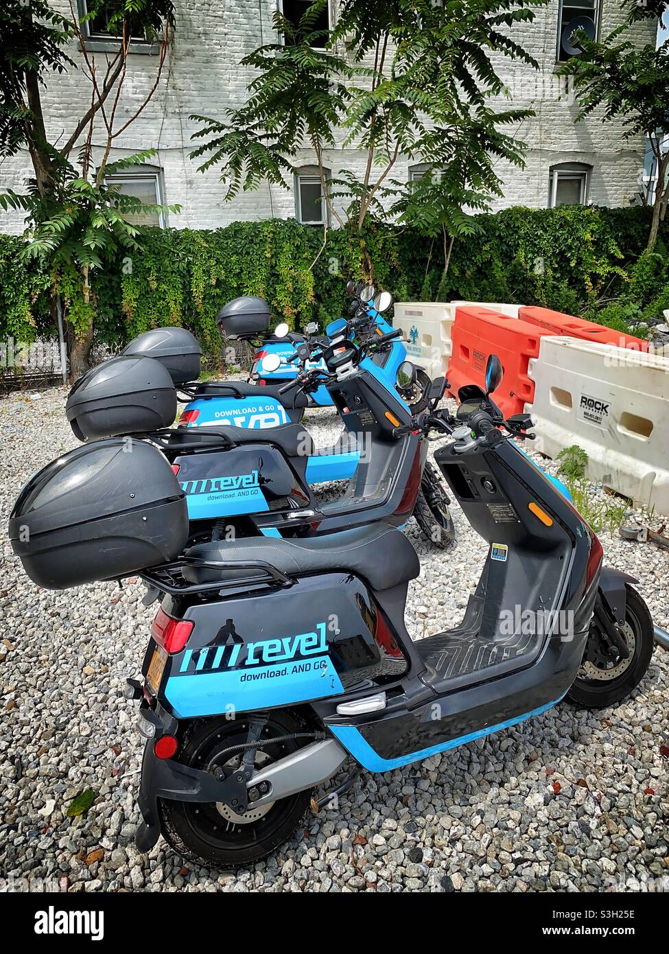 Les scooters Revel sont vus dans un parking à Queens NY. Banque D'Images