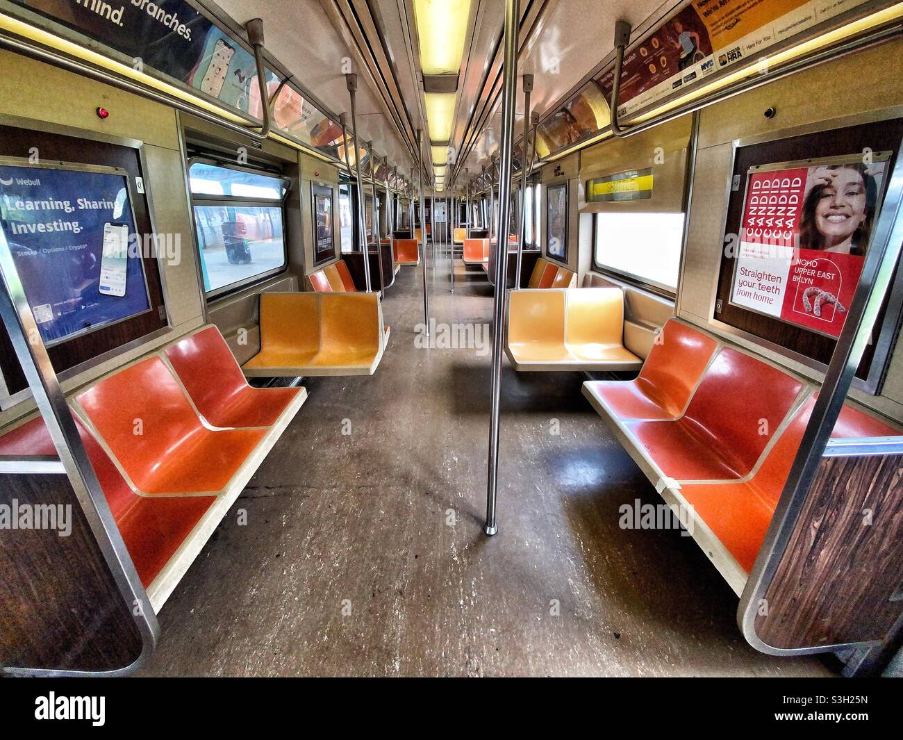 Une voiture de métro vide à New York. Banque D'Images