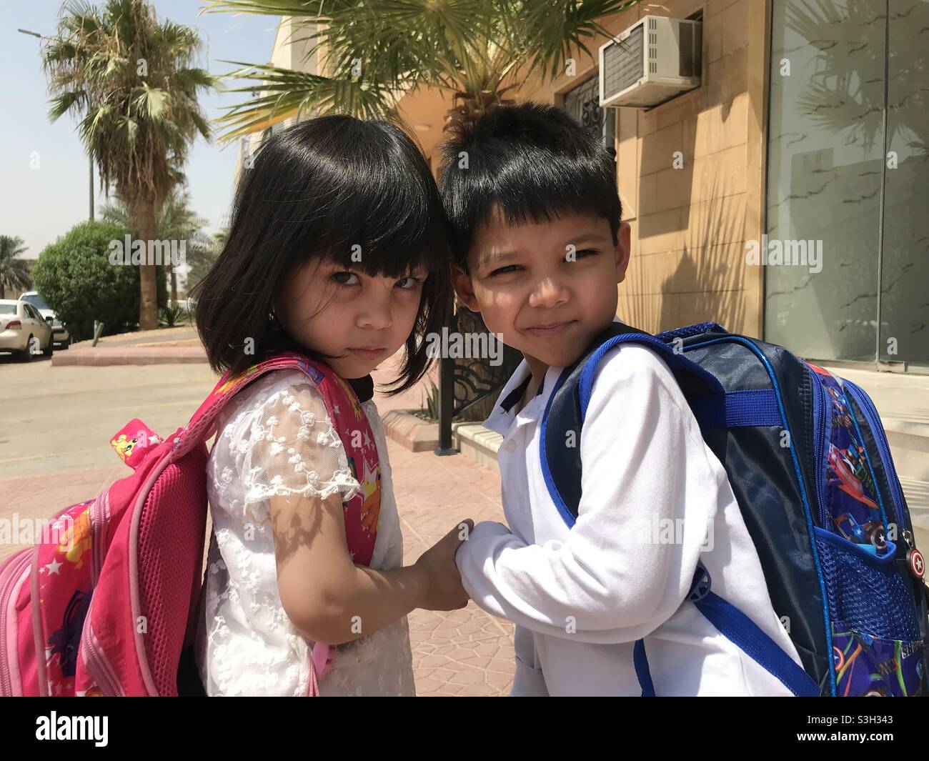 Deux frères et sœurs, frère et sœur, sont prêts à aller à l'école Banque D'Images