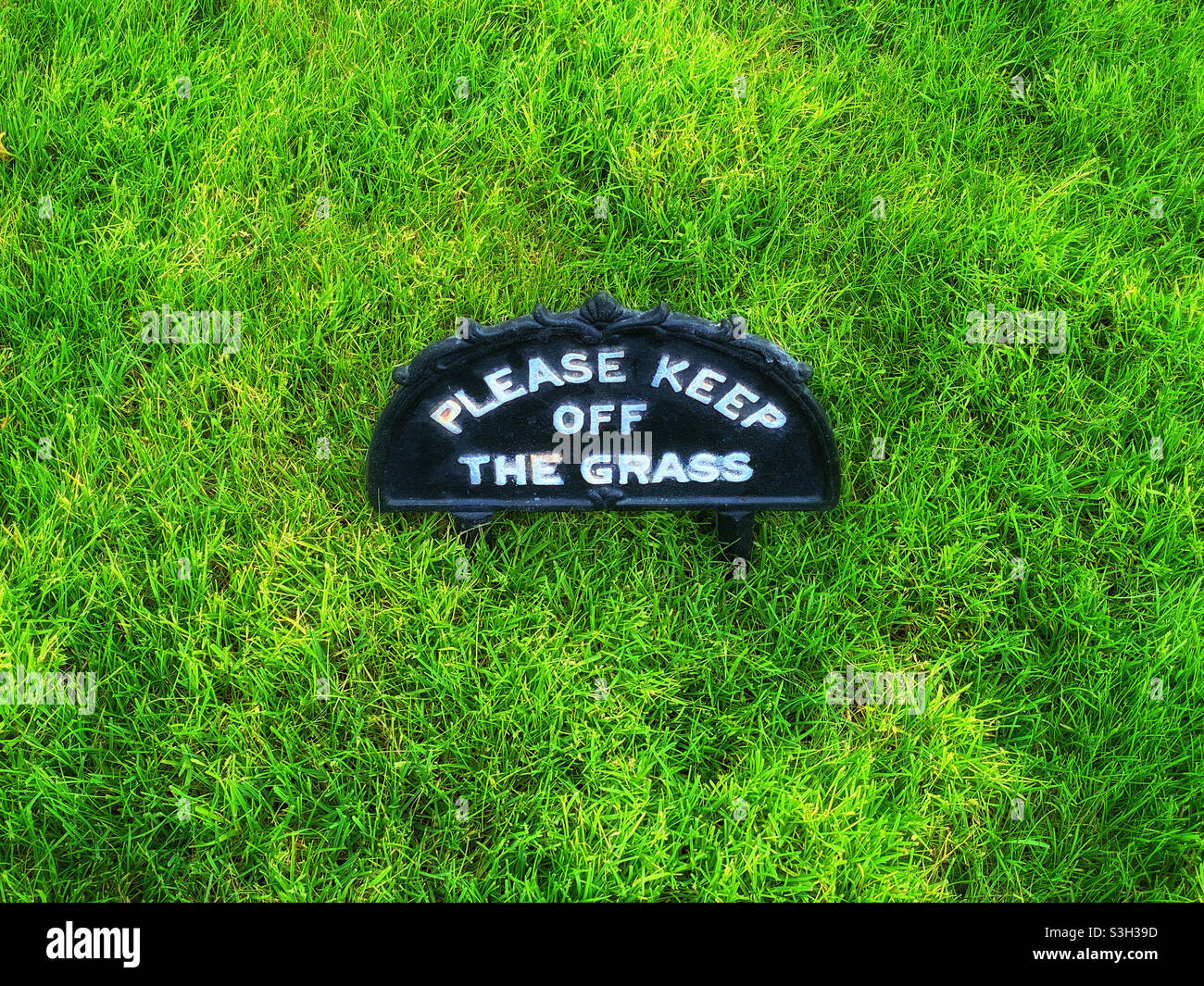 NE PAS LAISSER LE PANNEAU HERBE. Une pelouse fantastique est possible si tout le monde - gardé hors de l'herbe!! Crédit photo ©️ COLIN HOSKINS. Banque D'Images