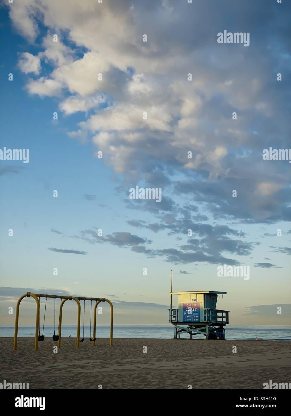 Une tour de gardien de vie et balançoire sur la plage. Hermosa Beach, Californie, états-unis. Banque D'Images