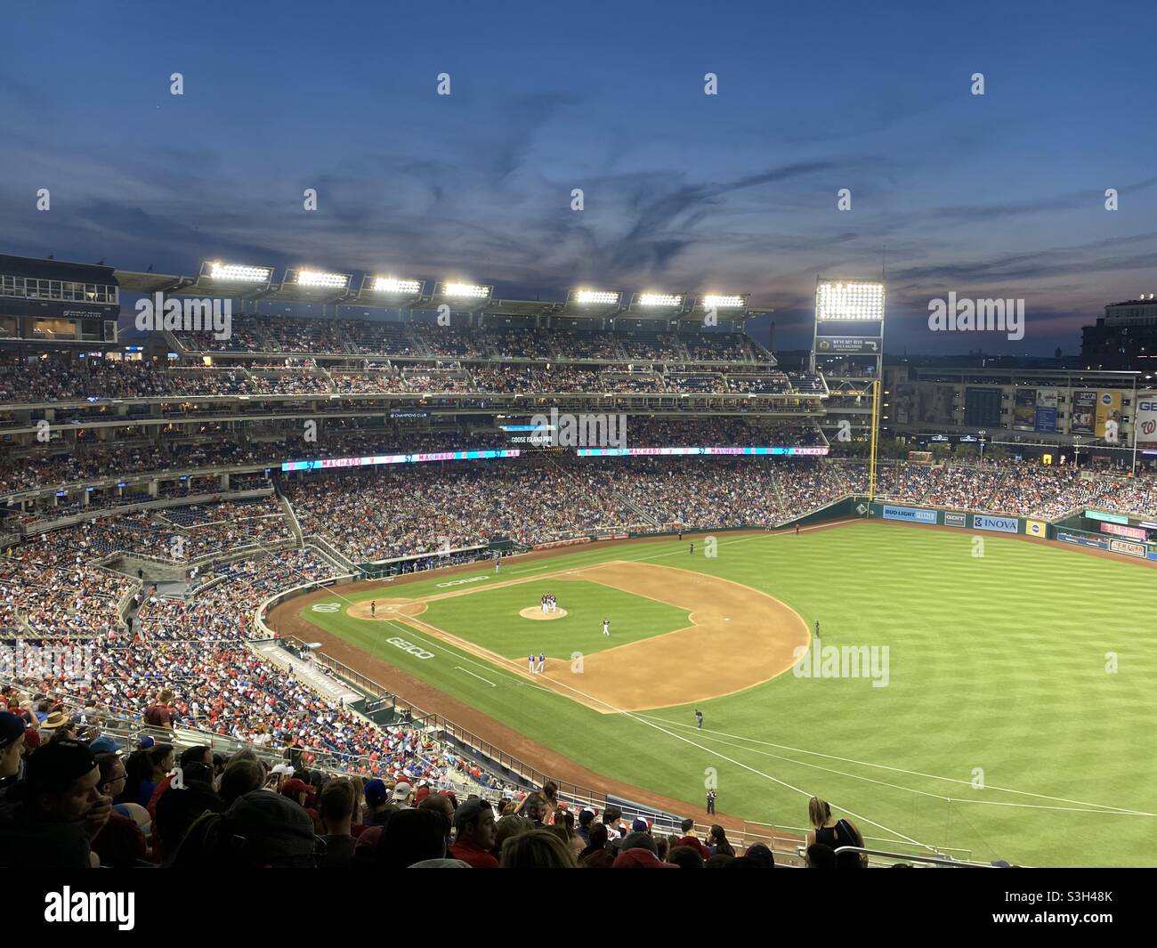 Le jeu de nuit estivale, le passe-temps préféré des Etats-Unis au Capitole de la nation. Stade de baseball national de Washington. - Image de stock capturée avec un smartphone