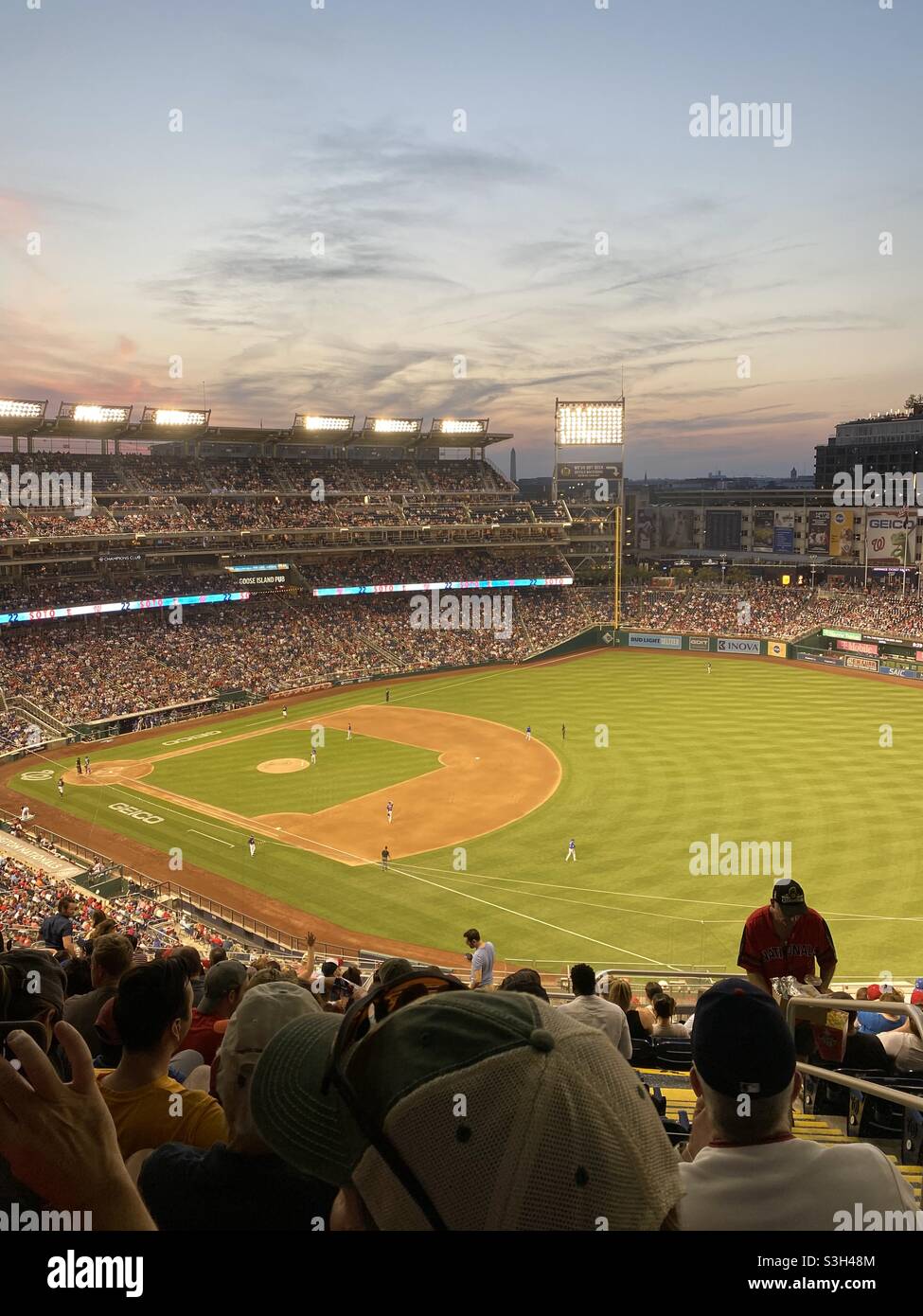 Coucher de soleil d'été au Nationals Ballpark à Washington, D.C. - Image de stock capturée avec un smartphone