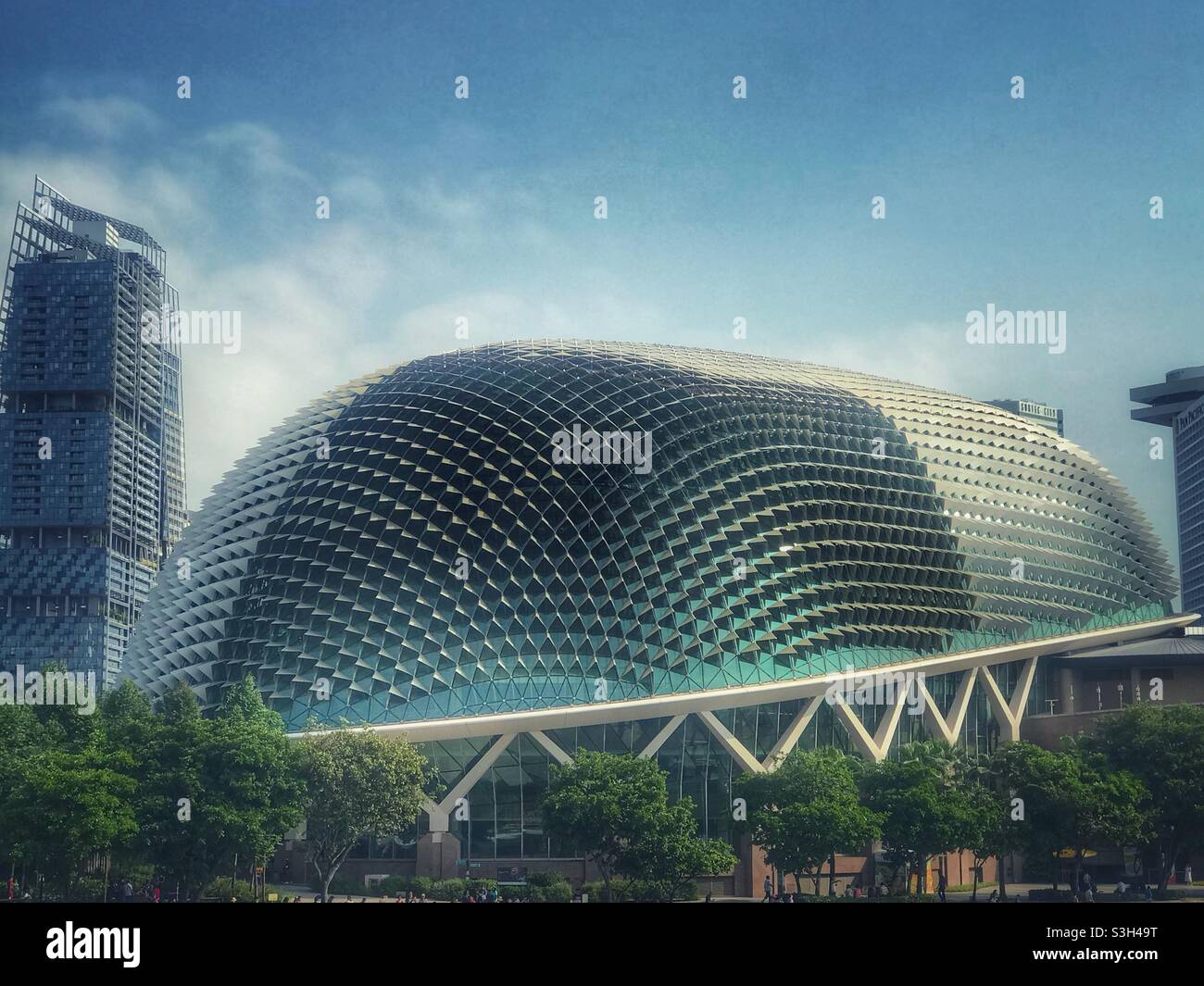 Le centre des arts de la scène Esplanade à Singapour, connu sous le nom de « Durian » en raison de sa ressemblance avec les fruits tropicaux piquants - Image de stock capturée avec un smartphone