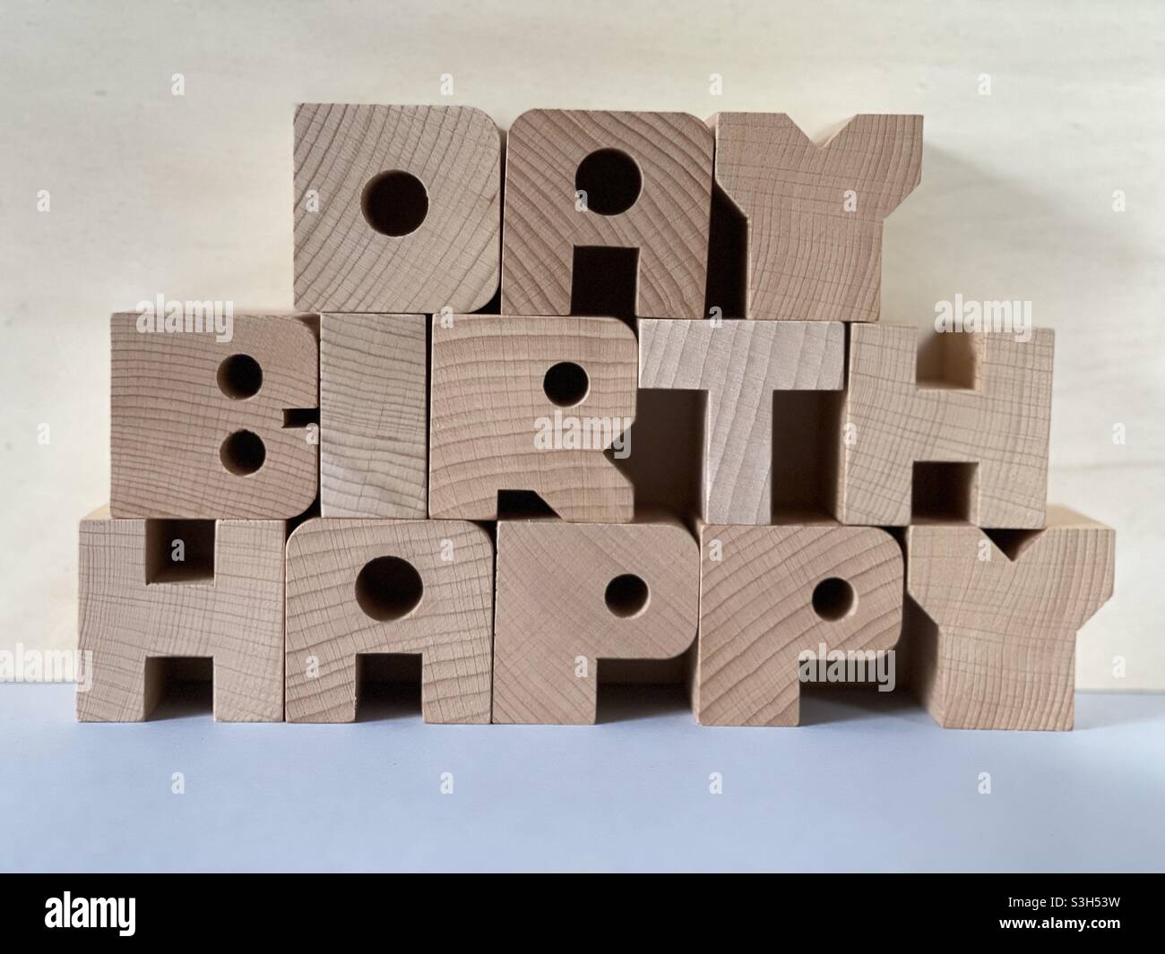 Texte joyeux anniversaire composé de lettres artistiques en bois - Image de stock capturée avec un smartphone