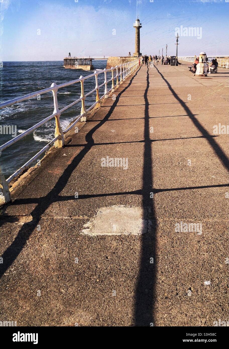 Ombres du soir sur Whitby West Pier Banque D'Images