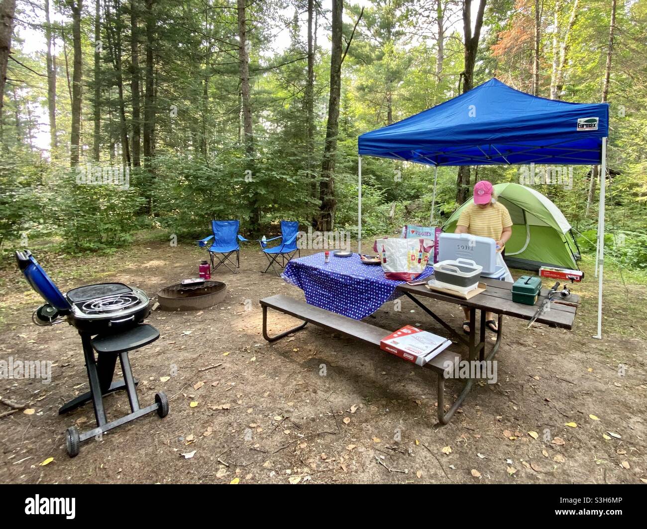 Camping dans les Northwoods du Wisconsin—un camping Banque D'Images