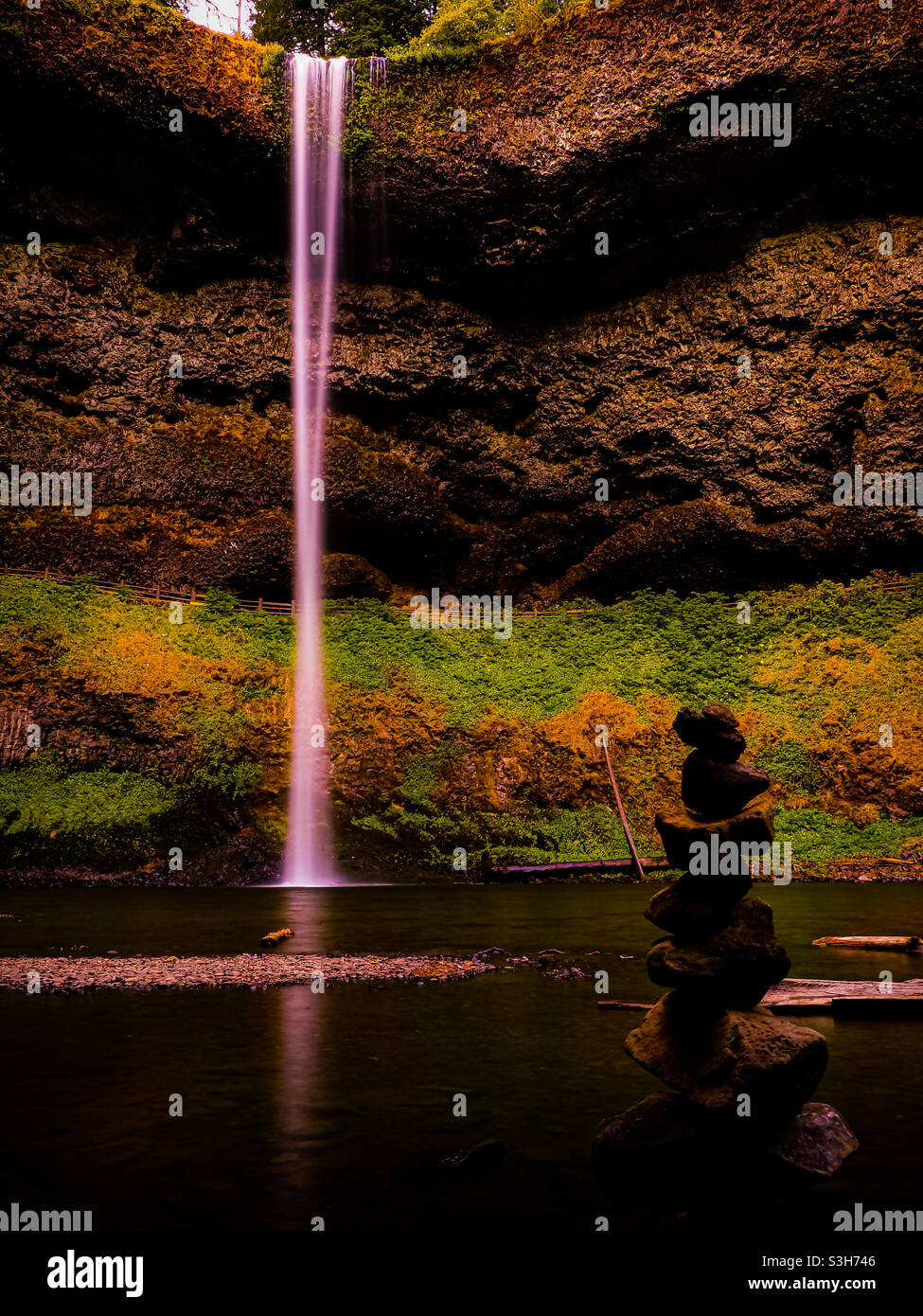 Pierres commémoratives dans le bassin du parc national de Silver Falls, en Oregon. Banque D'Images