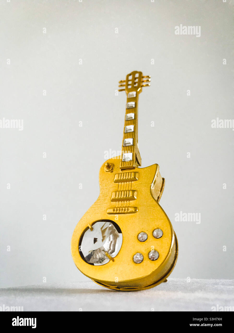 Petite guitare dorée Photo Stock - Alamy