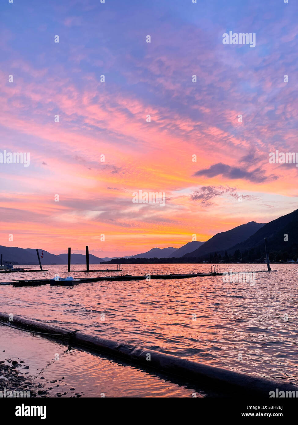 Coucher de soleil sur le lac Cowichan Banque D'Images