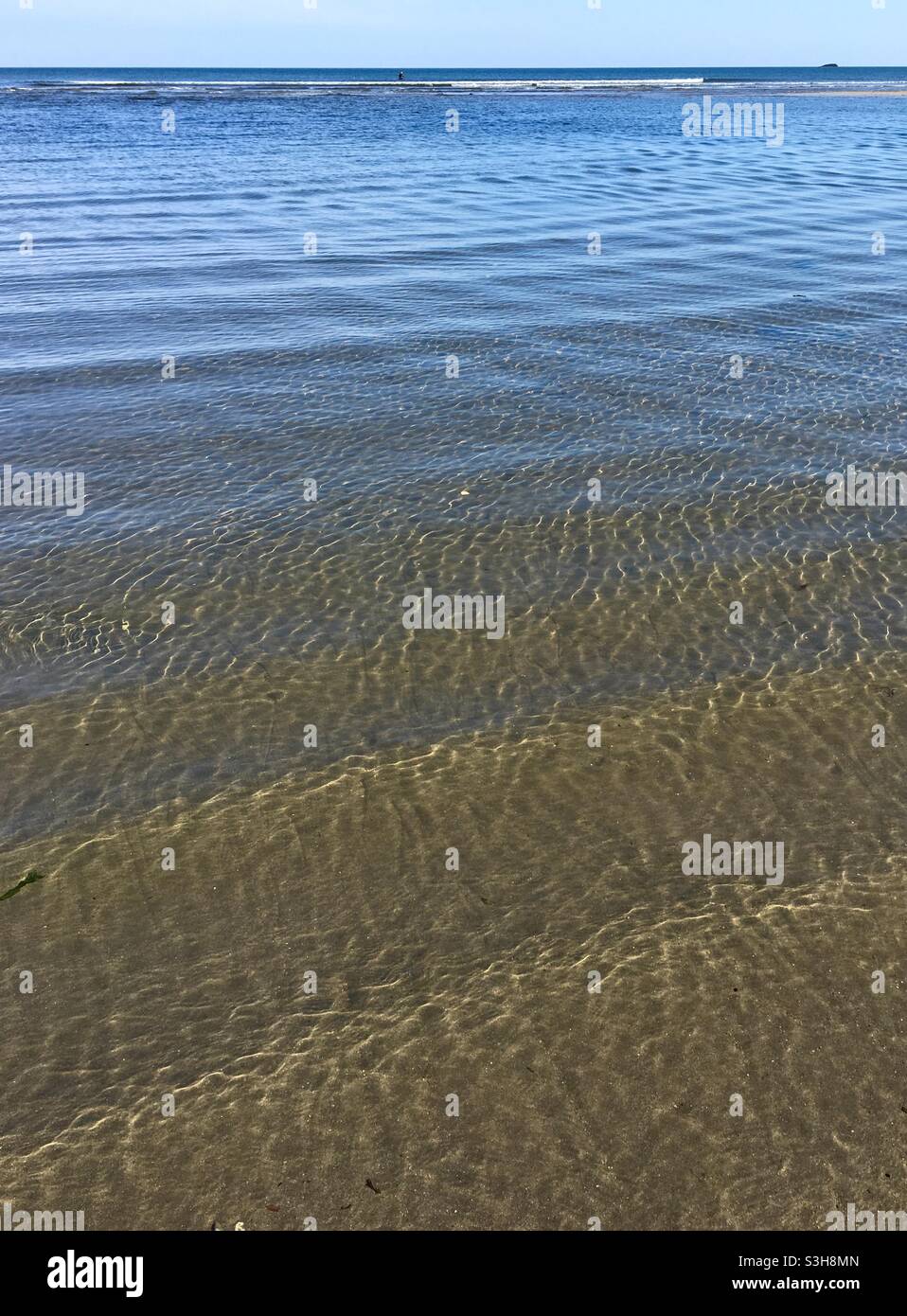 Ondulations dans l'eau de mer claire - Image de stock capturée avec un smartphone