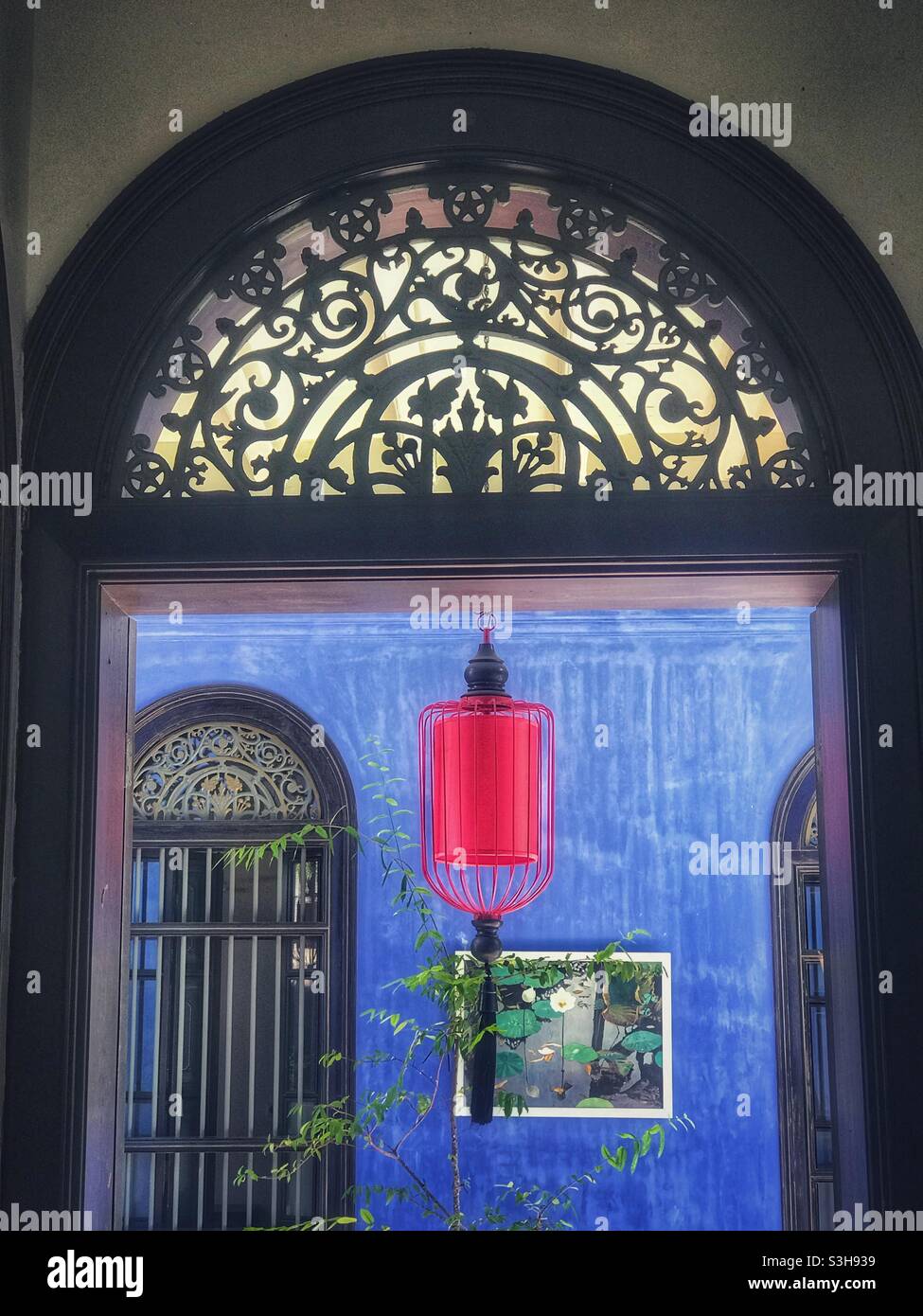 Lanterne rouge dans une cour à Cheong Fatt Tze, le manoir bleu de George Town, Penang, Malaisie - Image de stock capturée avec un smartphone
