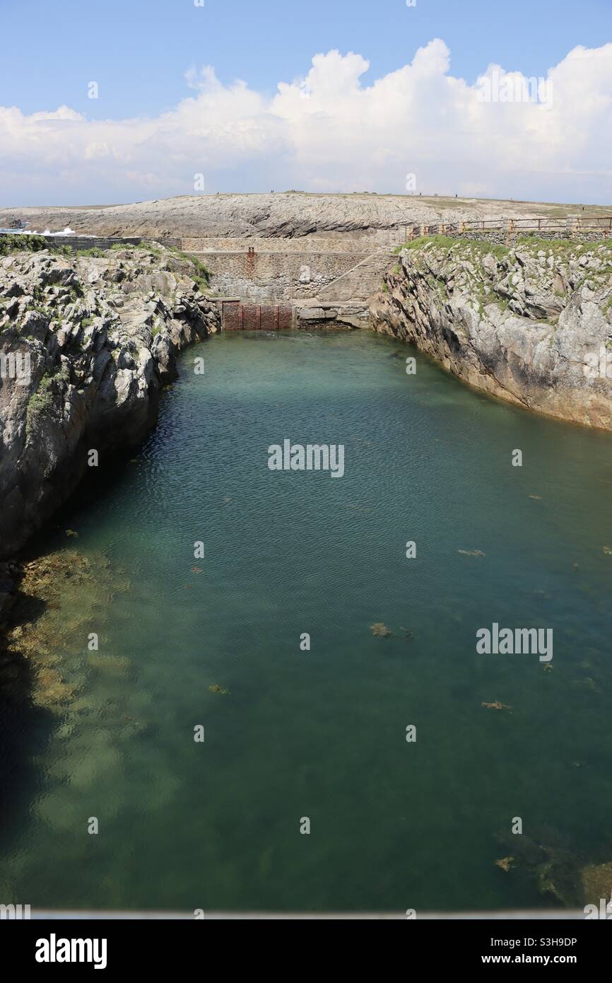 La côte sauvage de Quiberon en Bretagne et l'étang à poissons - Image de stock capturée avec un smartphone