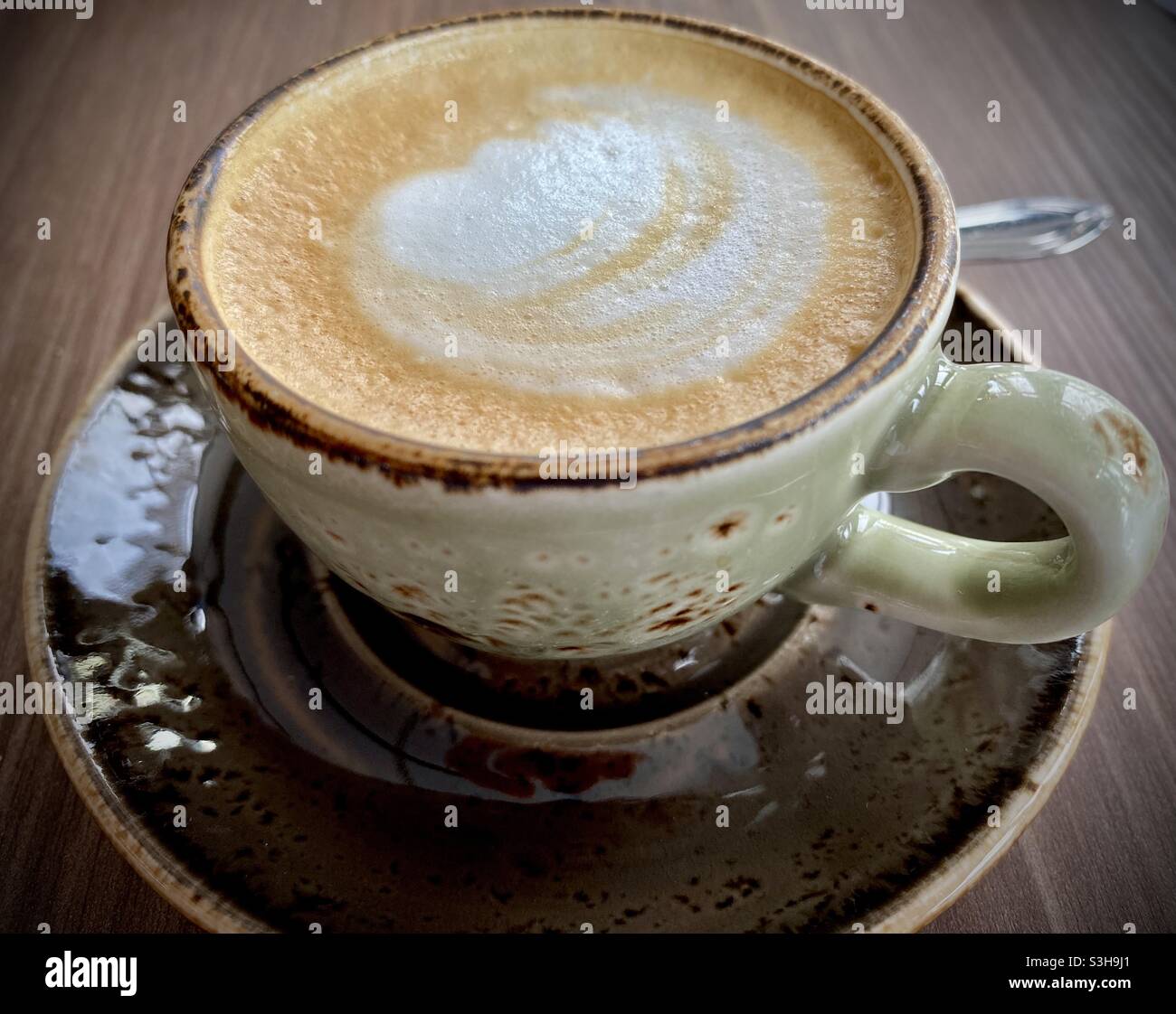 Tasse de cappuccino mousseux chaud Banque D'Images