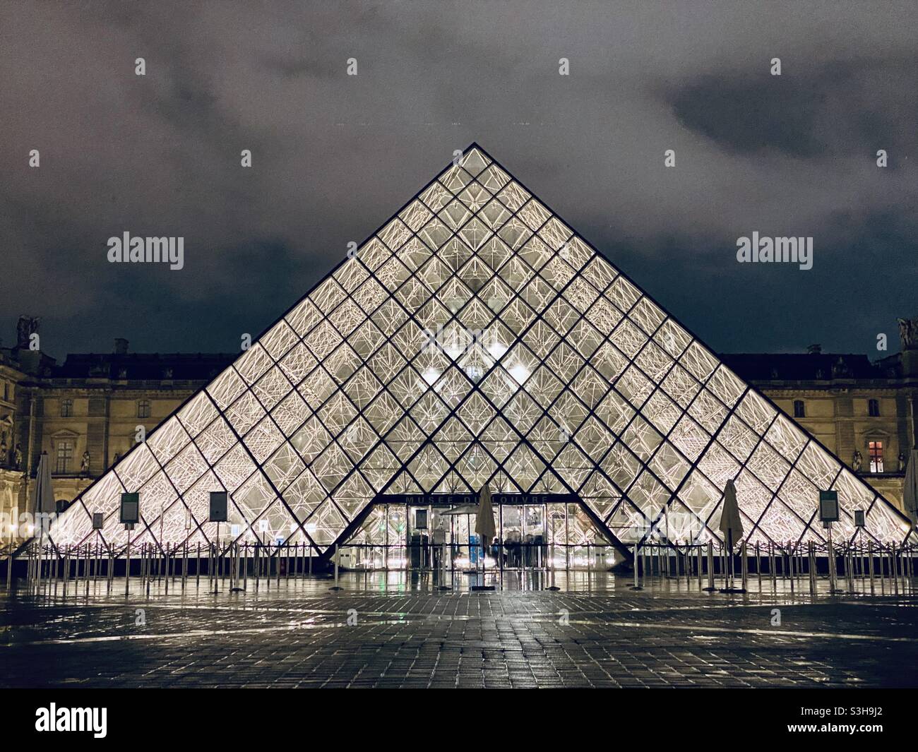La pyramide des persiennes conçue par im PEI au Musée du Louvre à Paris, France Banque D'Images