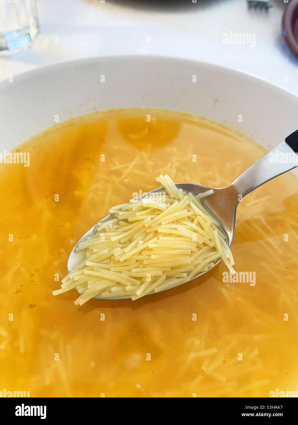 Manger de la soupe de cocido. Espagne. - Image de stock capturée avec un smartphone