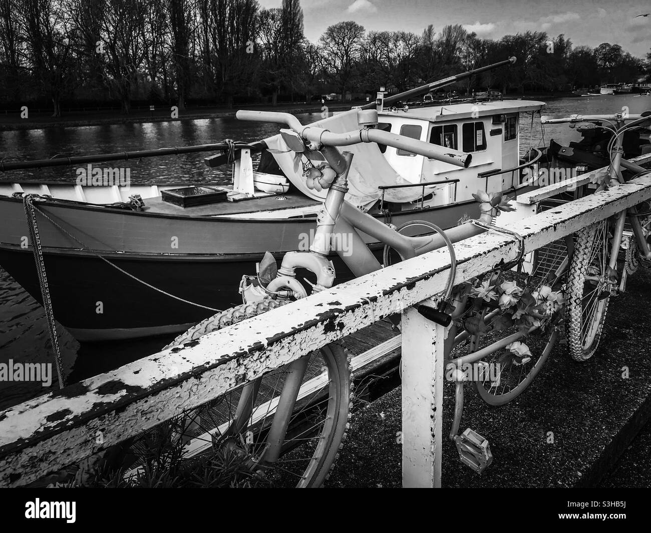 Vélo et bateau sur la Tamise, Kingston - Image de stock capturée avec un smartphone