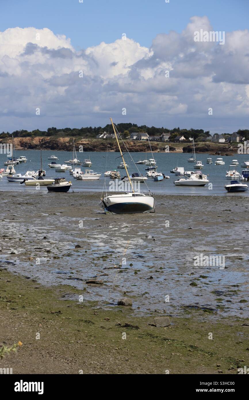 Bateaux sur la plage en Loire Atlantique à Mesquer en France en été - Image de stock capturée avec un smartphone