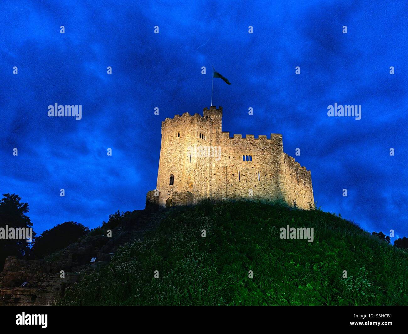 Restez au château de Cardiff illuminé pendant la nuit Banque D'Images
