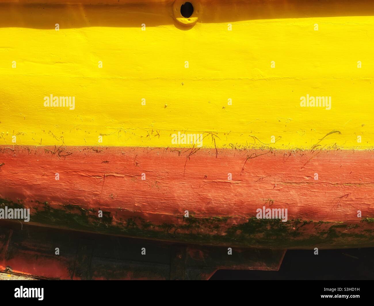 Détail d'un bateau de pêche coloré amarré dans un port de Cornouailles. Banque D'Images