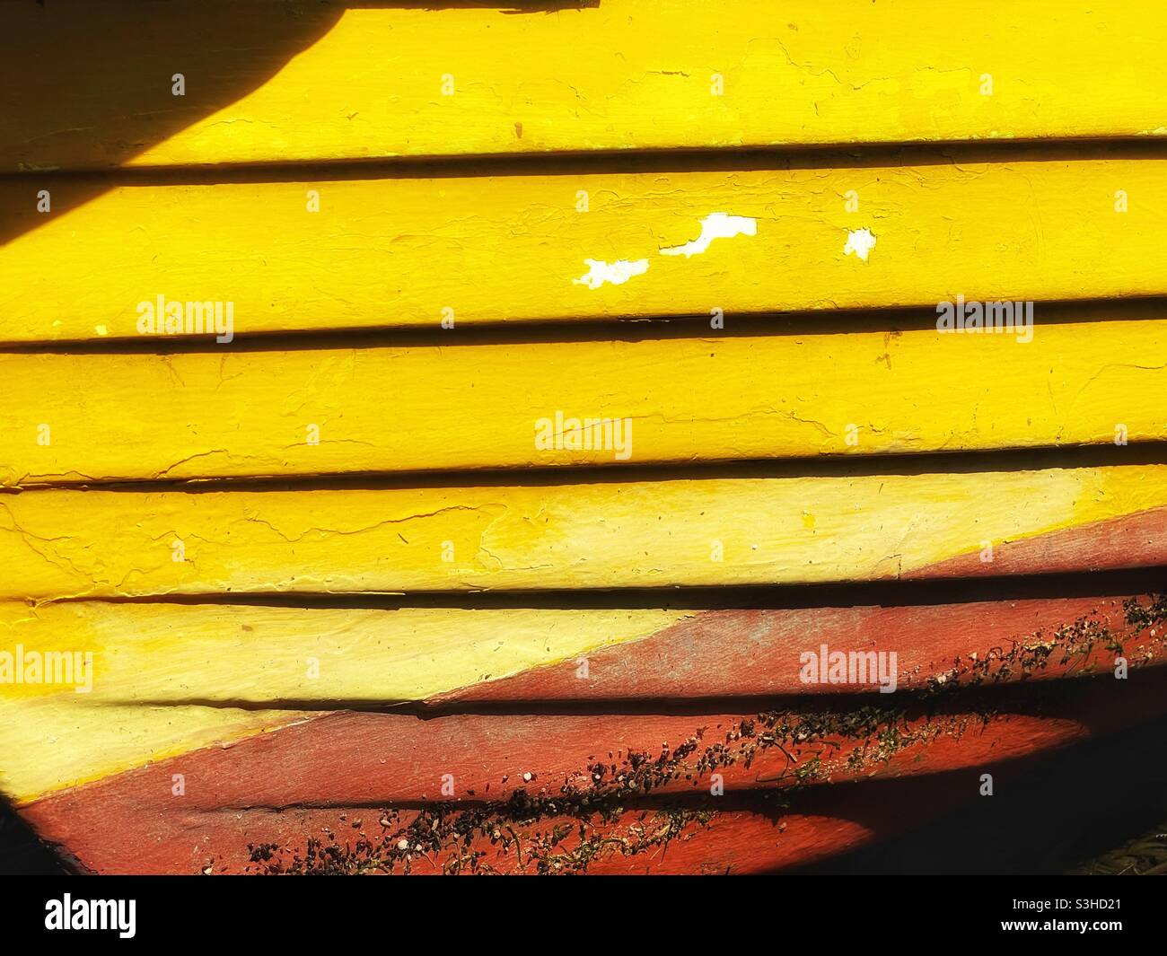 Détail d'un bateau de pêche coloré amarré dans un port de Cornouailles, août. Banque D'Images