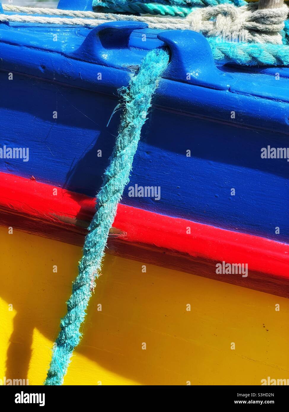 Détail d'un bateau de pêche coloré amarré dans un port de Cornouailles, août. Banque D'Images