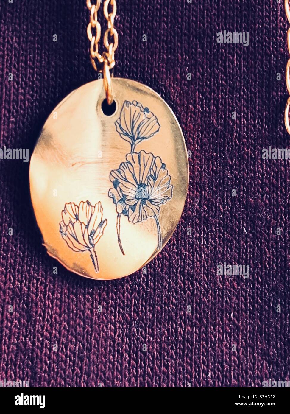 Pendentif collier doré avec fleurs et œuvres d'art Banque D'Images