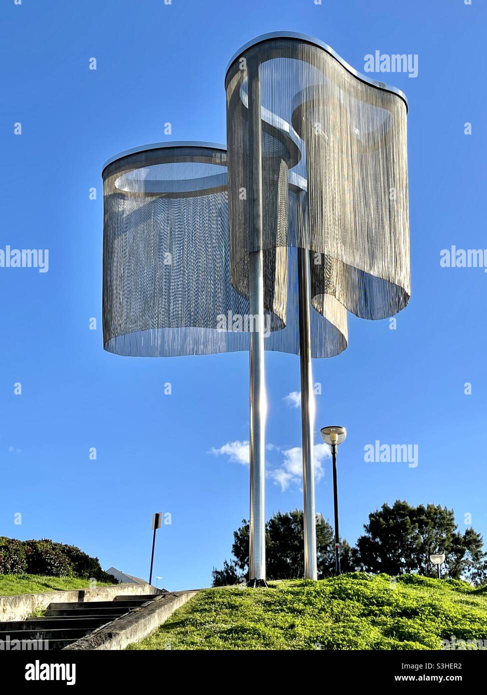 Sculpture en acier inoxydable Shimmer par le sculpteur Jurek Wybraniec à Claisebrook Cove East Oerth Australie occidentale Banque D'Images