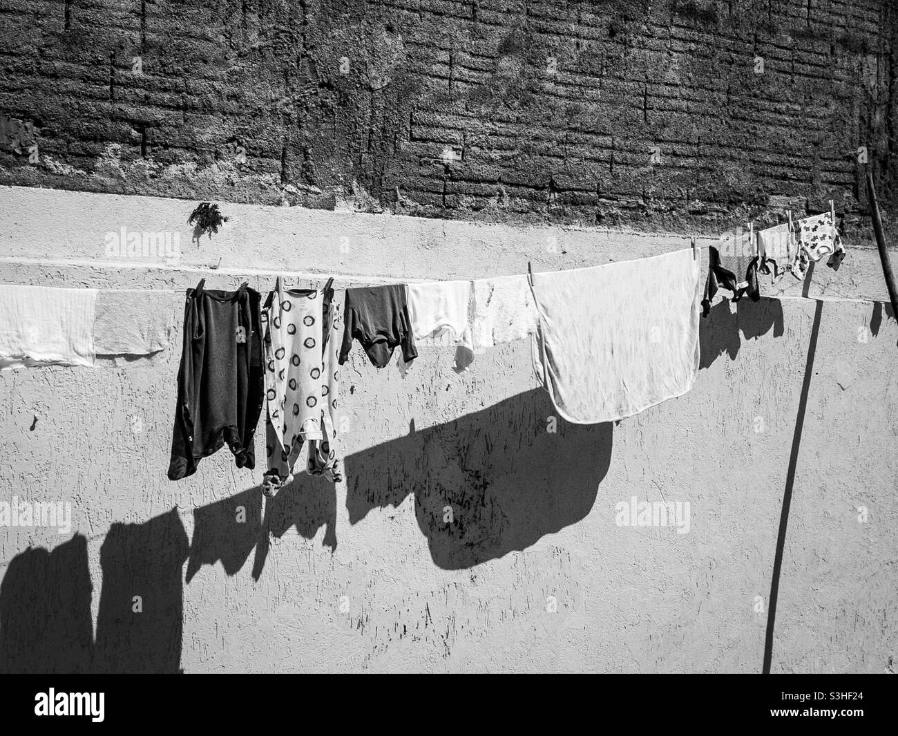 Changing Seasons - de nouveaux vêtements pour bébés suspendus sur la ligne un après-midi ensoleillé au Brésil Banque D'Images