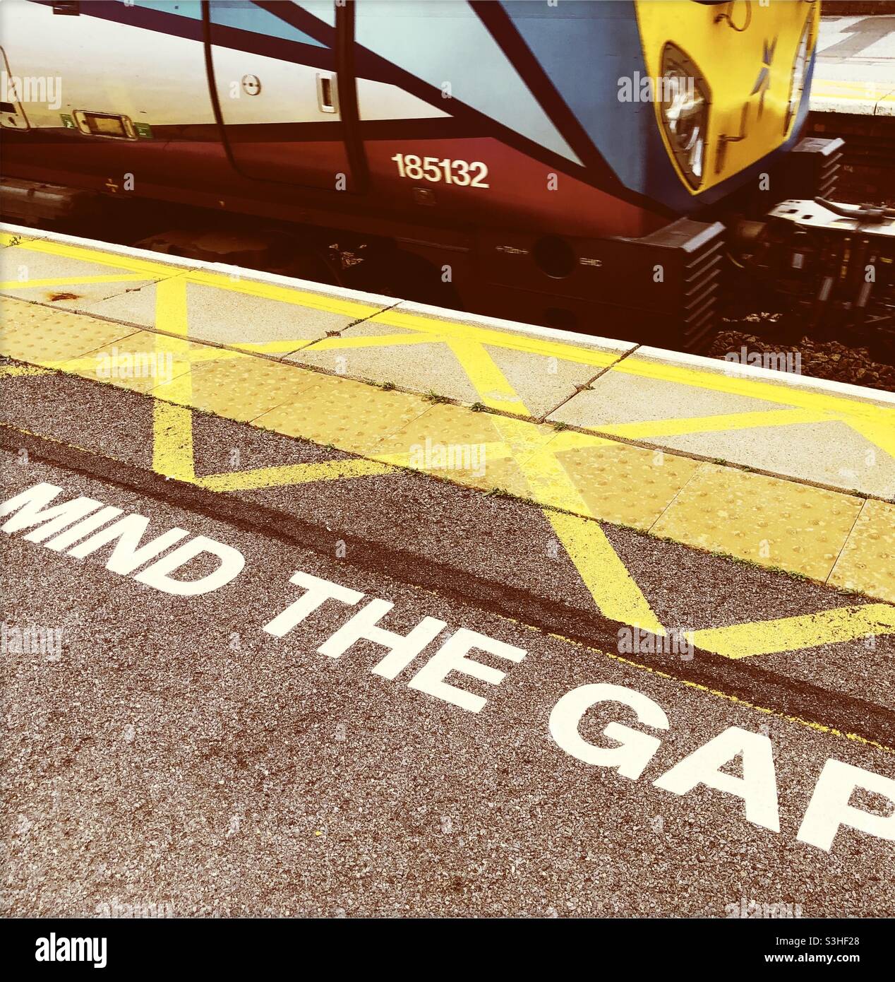 Attention à l'avertissement de l'écart sur une plate-forme de chemin de fer en Angleterre, au Royaume-Uni Banque D'Images