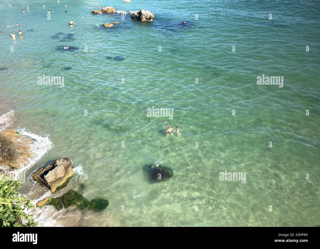 Les amateurs de plage se détendent dans les eaux claires de Rusalka, Bulgarie - assez peu profonde pour marcher dans la mer entre les plages Banque D'Images