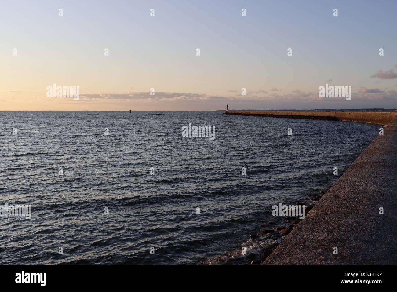 Coucher de soleil sur la plage et la jetée du Croisic en Loire Atlantique, un département français - Image de stock capturée avec un smartphone