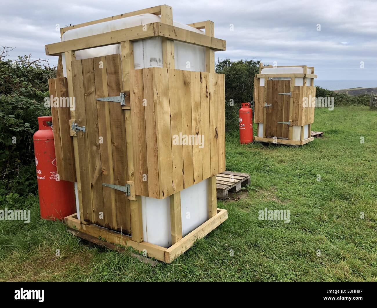 Cabines de douche dans un camping pop up au pays de Galles Banque D'Images