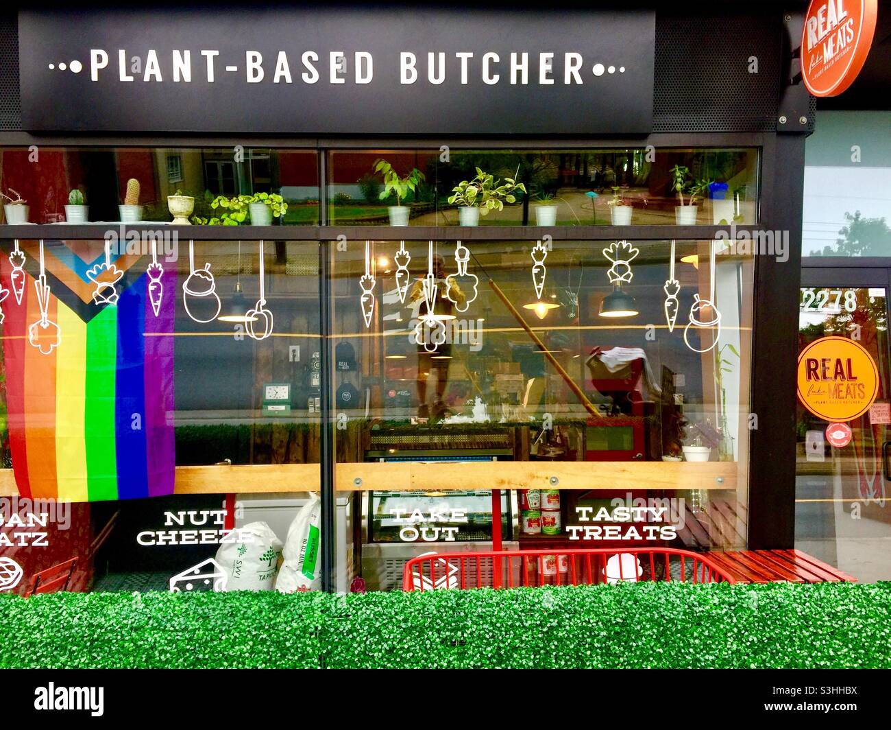 De vraies viandes fake, boucher à base de plantes, Halifax, Canada. Tout a l'air, l'odeur, la dégustation comme de la vraie viande mais fait avec des matériaux à base de plantes. Imitation. Tout compris. LGBTQ. Faux. Végétalien. CPG - Image de stock capturée avec un smartphone
