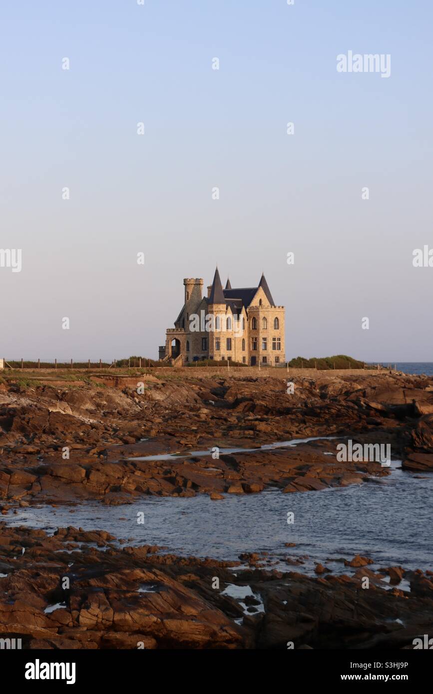 Le château de Turpault à Quiberon, construit sur les rochers de Bretagne, dans le département du morbihan en France le 2021 août soir - Image de stock capturée avec un smartphone