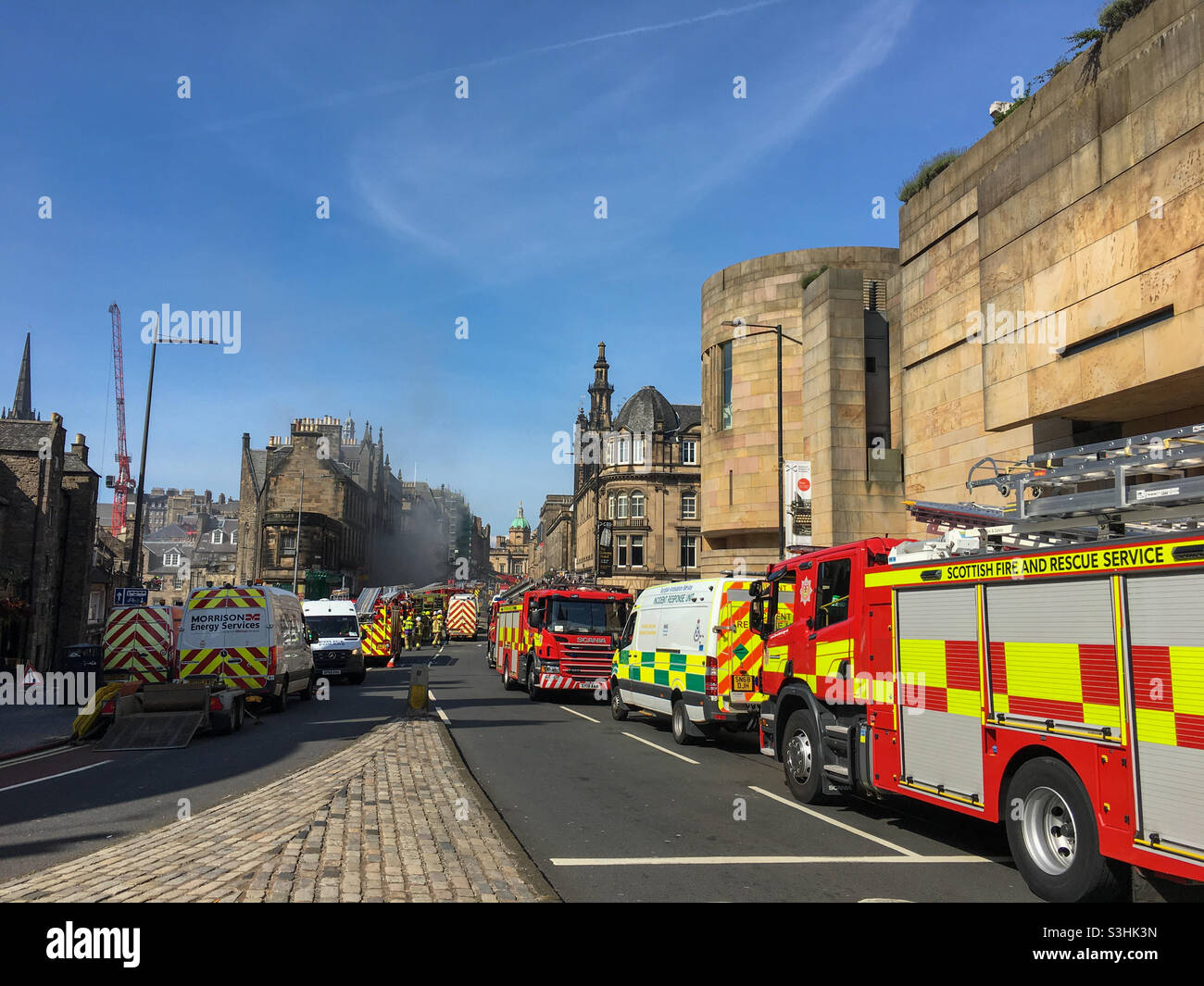 Services d'incendie présents mardi après-midi à un grand incendie dans le centre d'Edimbourg, en Écosse, au Royaume-Uni. Banque D'Images