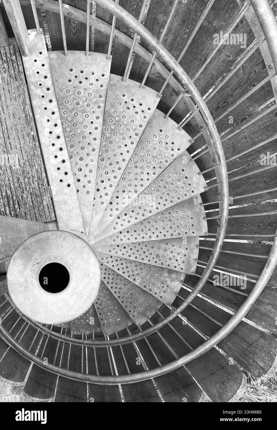 Vue de dessus en noir et blanc d'un escalier en colimaçon métallique - Image de stock capturée avec un smartphone