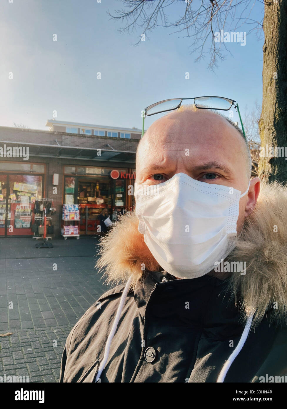 Portrait d'un homme mature avec masque facial pour protéger et prévenir la propagation de virus dans la ville Banque D'Images