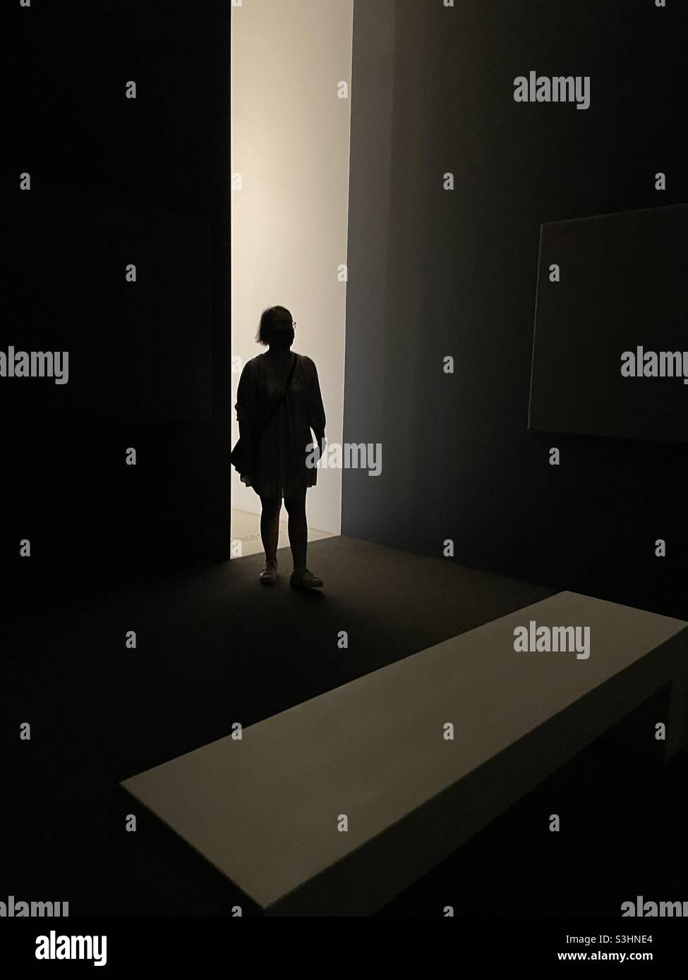 Visiteur du musée. Femme entrant dans une salle de projection au Walker Art Museum, musée d'art moderne de Minneapolis, Minnesota, États-Unis. Banque D'Images