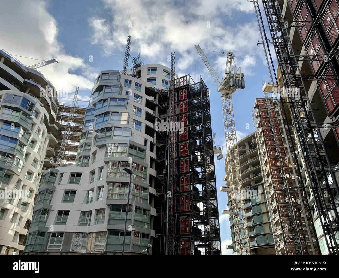 De nouveaux appartements sont en cours de construction à la station électrique de Battersea. Prospect place conçu par Gehry Partners sur Electric Boulevard. Banque D'Images