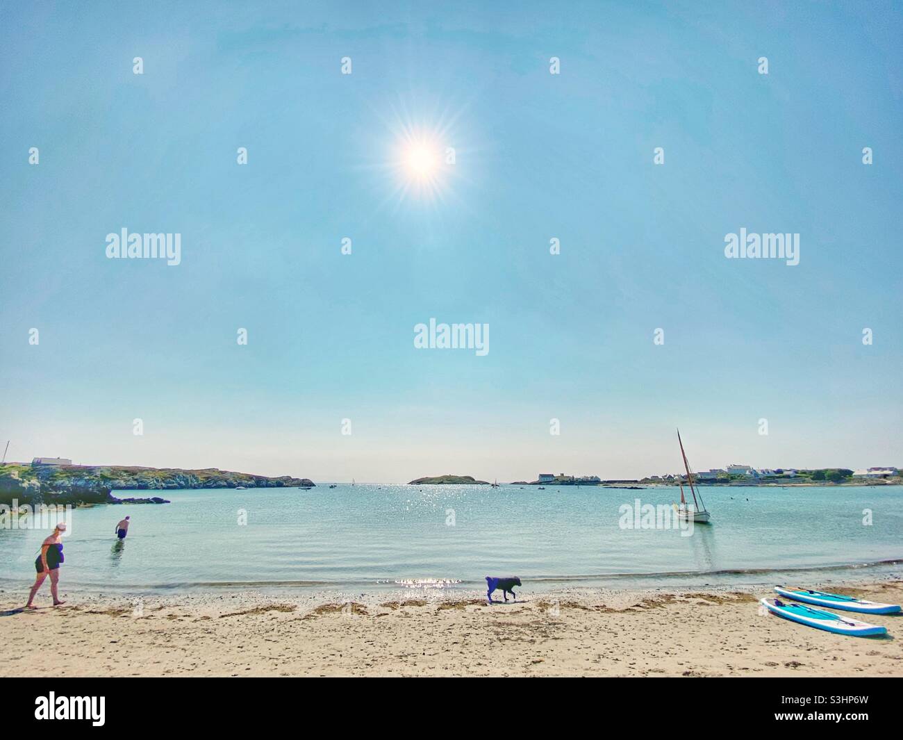 Plage de Rhoscolyn, Anglesey, nord du pays de galles, Gwynedd, en milieu d’après-midi lors d’une chaude journée estivale en août 2021. ROYAUME-UNI Banque D'Images