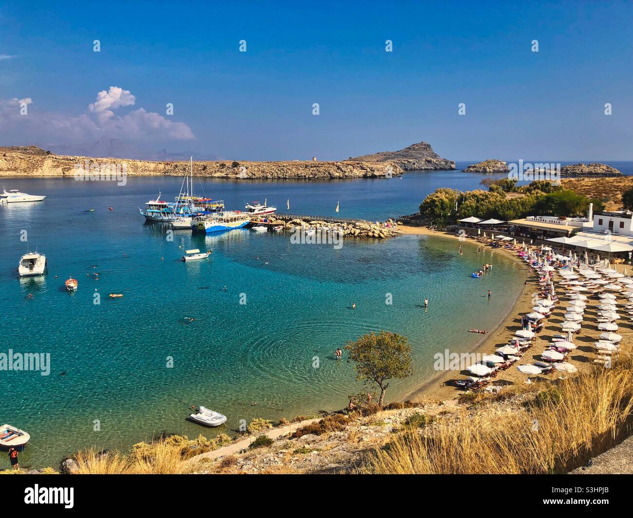 Plage et port avec bateaux à Lindos sur l'île de Rhodes, Grèce. - Image de stock capturée avec un smartphone