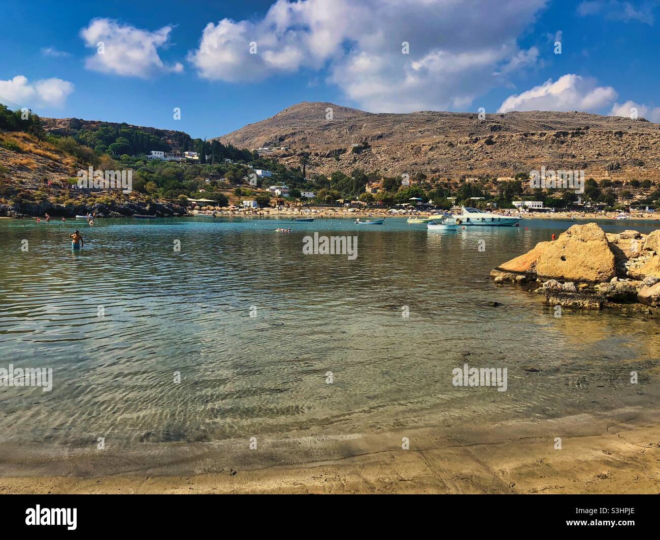 Vue sur les bateaux depuis la plage de Lindos sur l'île de Rhodes, Grèce. - Image de stock capturée avec un smartphone