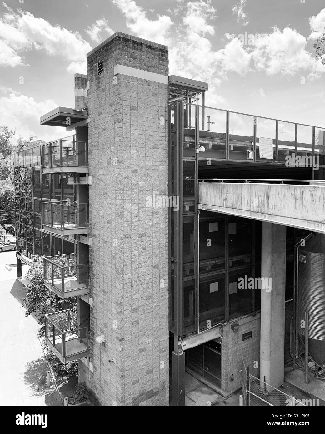 Image en noir et blanc d'un garage de stationnement, Brattleboro, Vermont, États-Unis - Image de stock capturée avec un smartphone