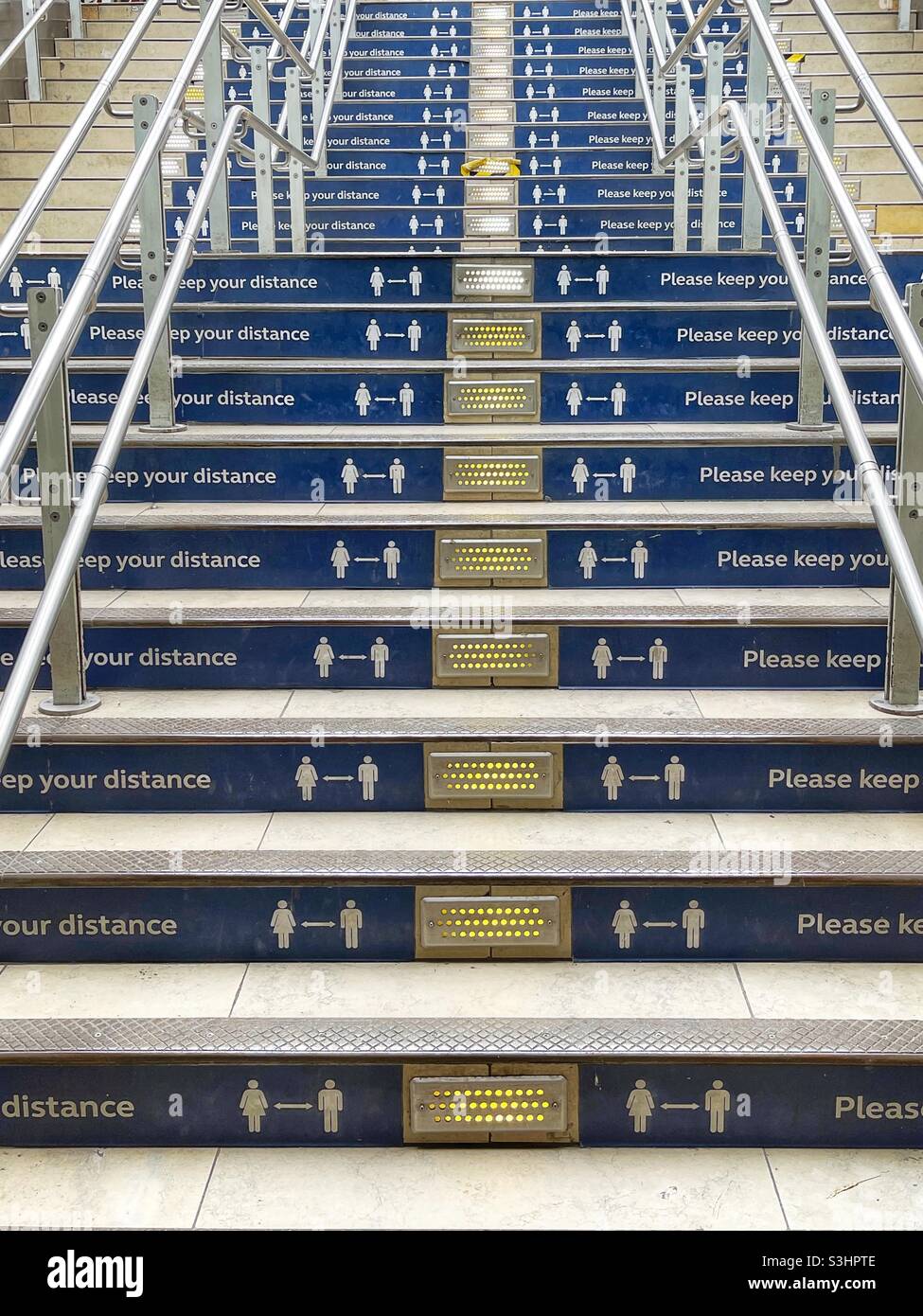 Escalier et marches avec message social de distance Banque D'Images