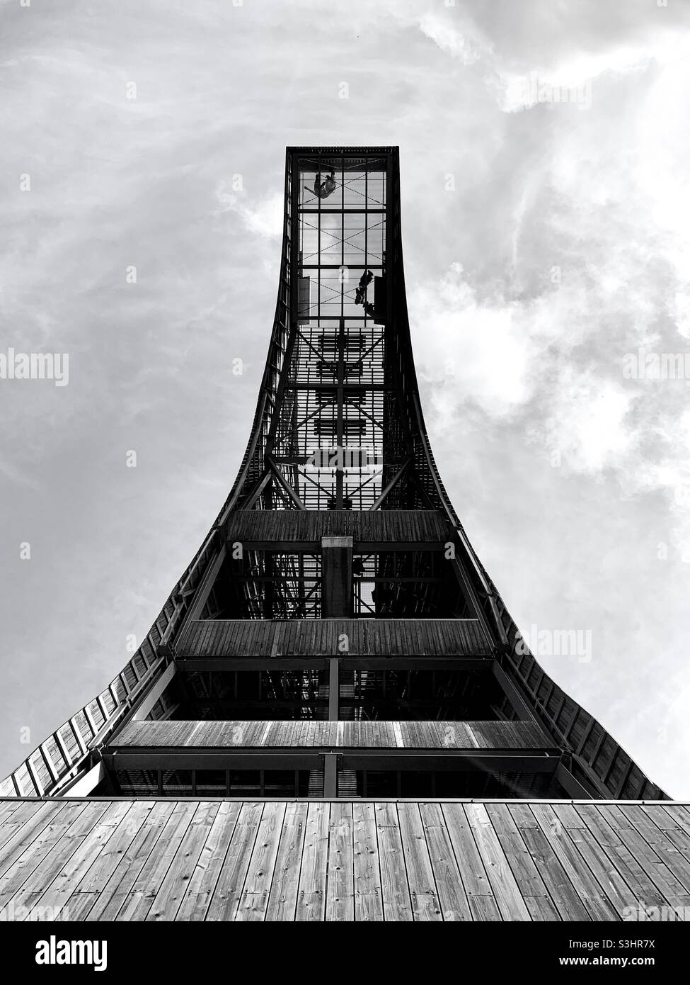 Tour d'observation à angle bas noir et blanc comme caractéristique abstraite de l'architecture - Image de stock capturée avec un smartphone