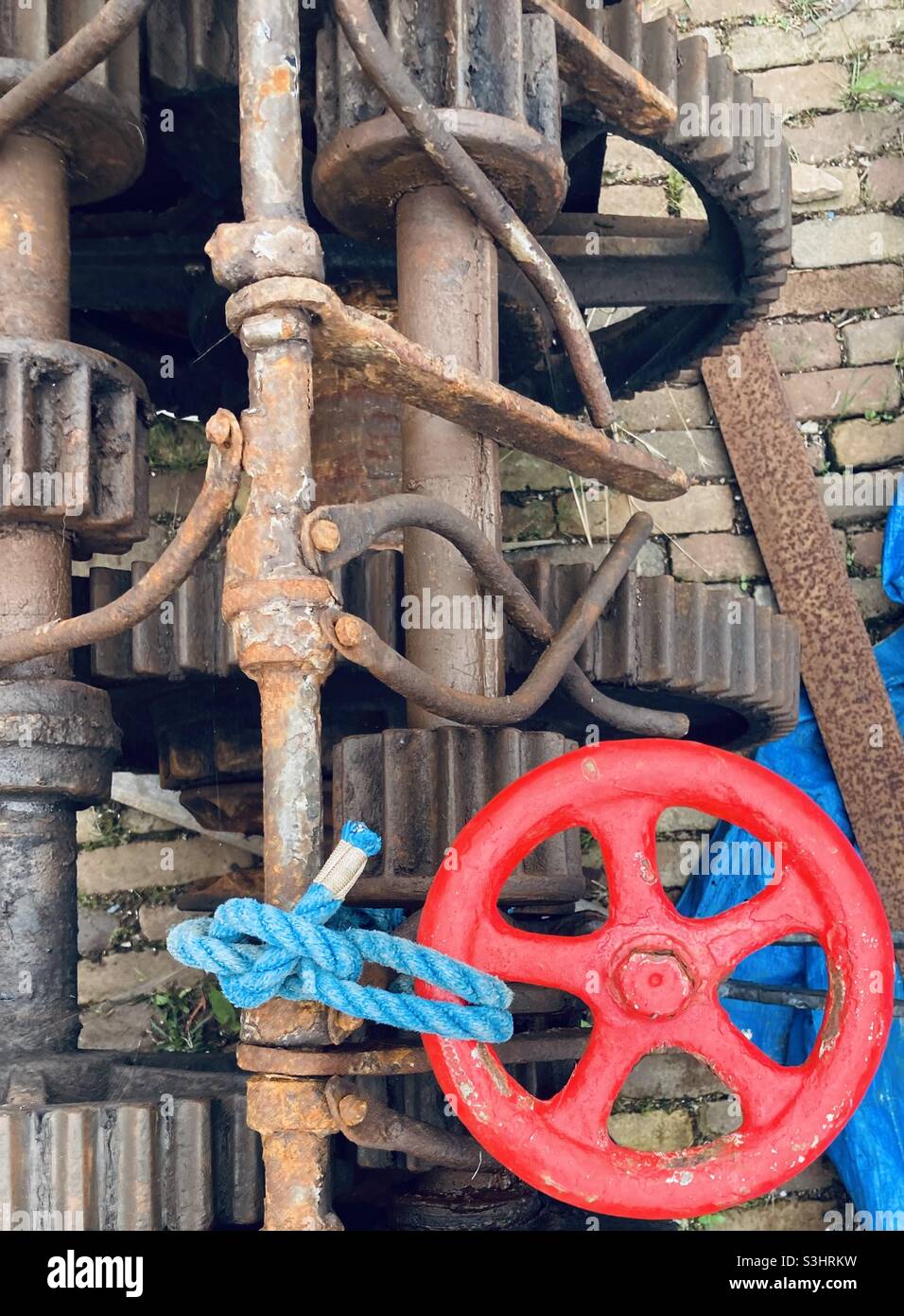Roue de réglage rouge sur transmission à engrenages rouillés - Image de stock capturée avec un smartphone