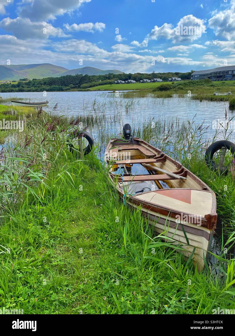 Bateau à rames amarré à Lough Currane, comté de Kerry, Irlande, août. Banque D'Images