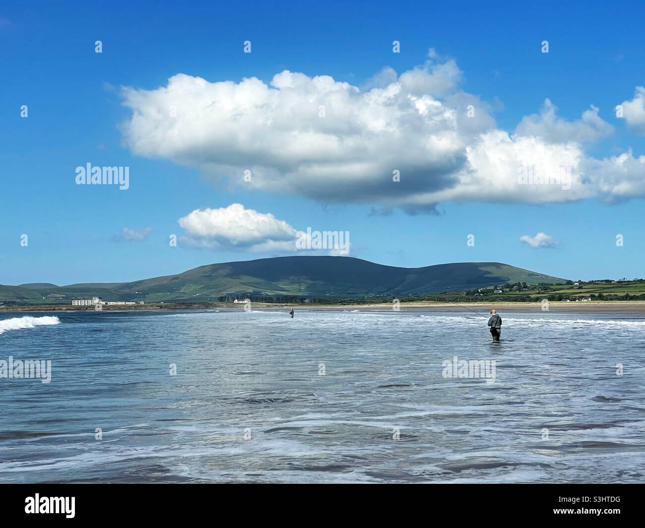 Pêcheurs à la ligne pêchant le surf pour le bar sur une plage dans le comté de Kerry, Irlande, août. Banque D'Images