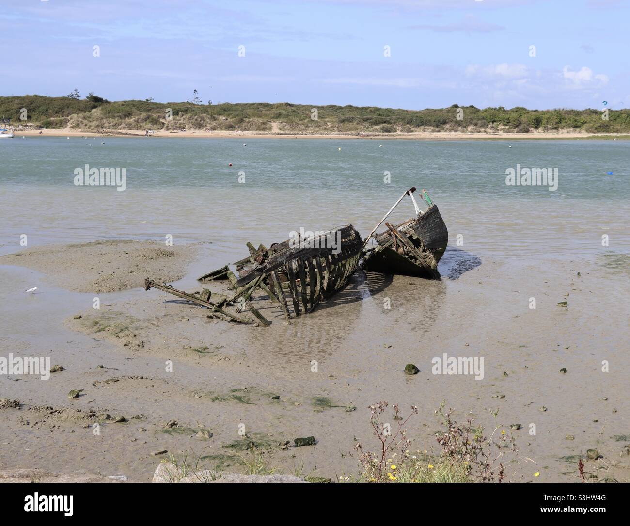 Bateaux épatés sur la plage de Dives sur Mer en France dans le département du Calvados en Normandie Banque D'Images